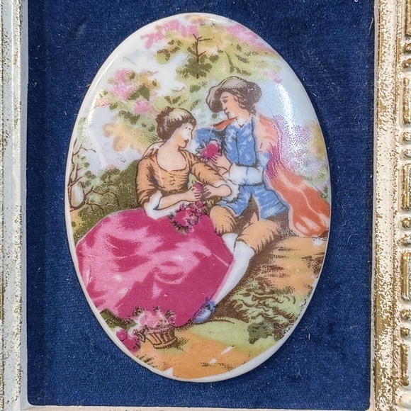 Vintage 70s cameo on blue velvet, white gold plastic frame, Distinctive Creation - Picture 2 of 6